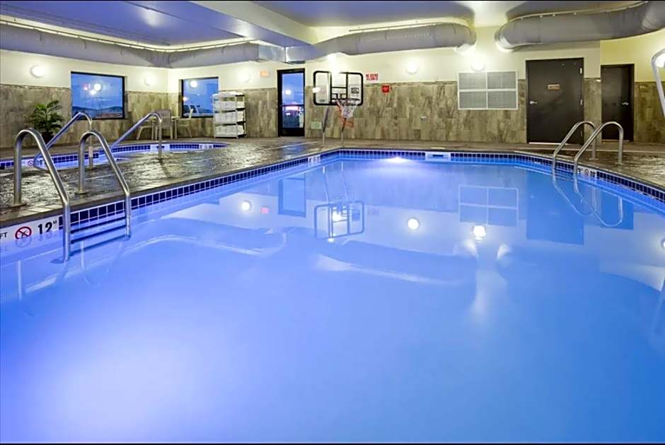 Grand Forks Lodge and Suites