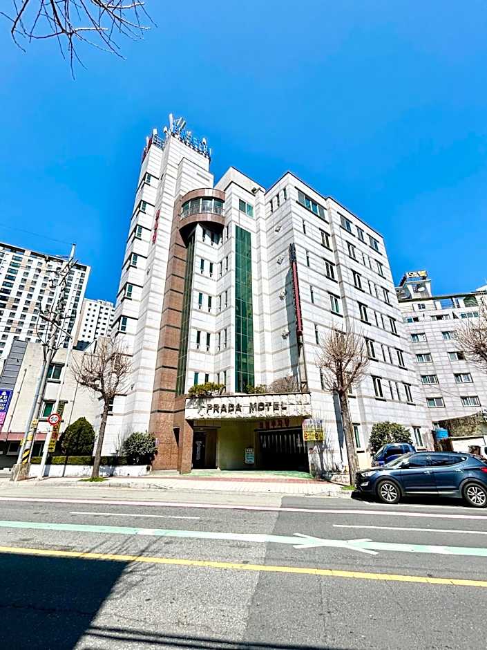 Prada motel