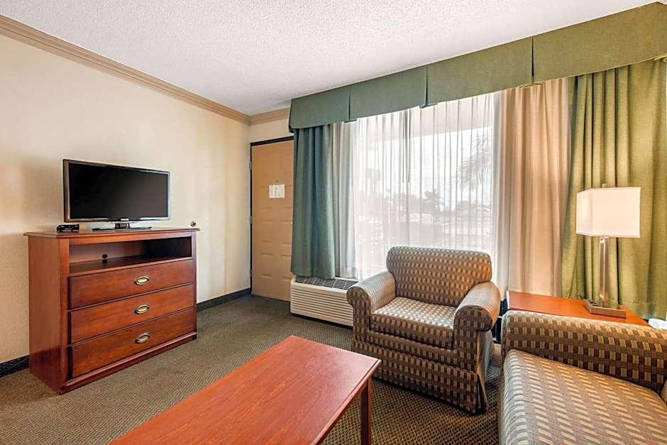Quality Inn & Suites Tarpon Springs South