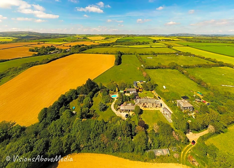 Tudor Lodge with pool & BBQ cabin