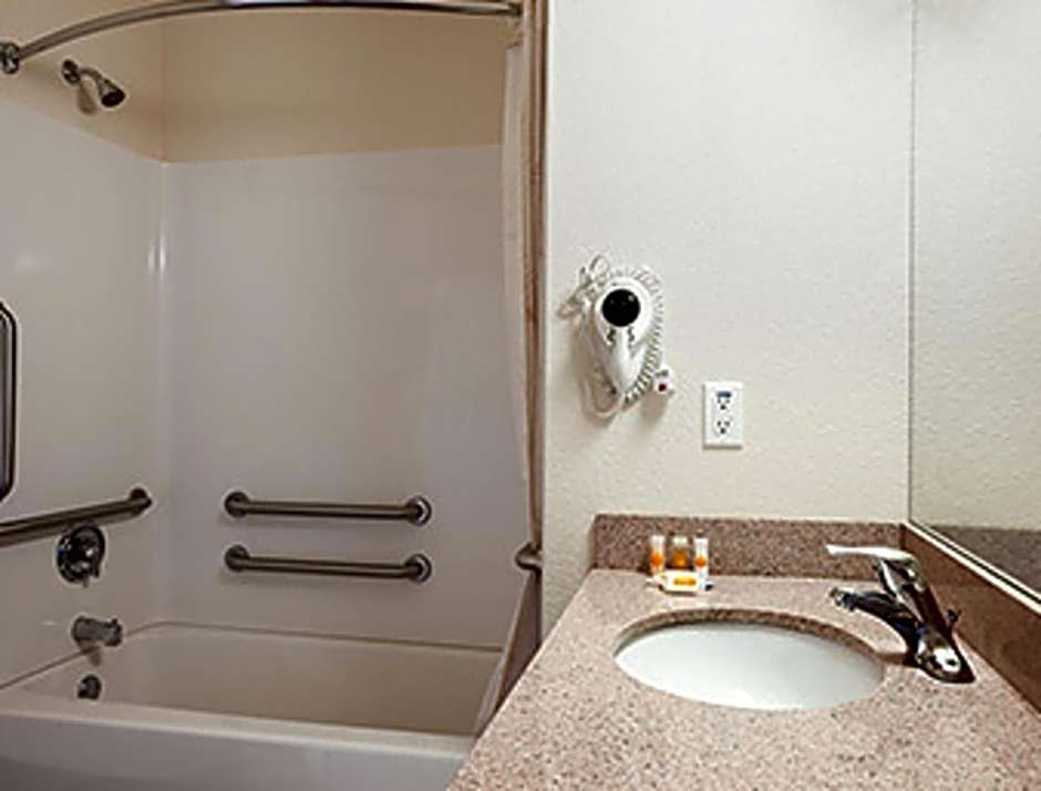 Days Inn & Suites by Wyndham Columbus NE
