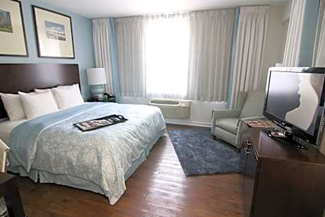 2 QUEEN BEDS