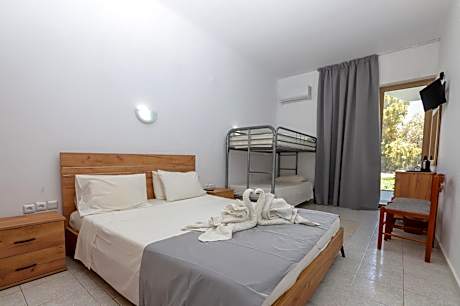 Family Room (2 Adults + 2 Children)