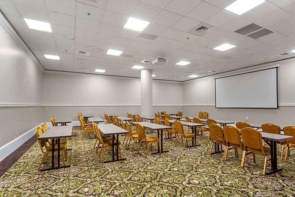 Wyndham Garden Baronne Plaza