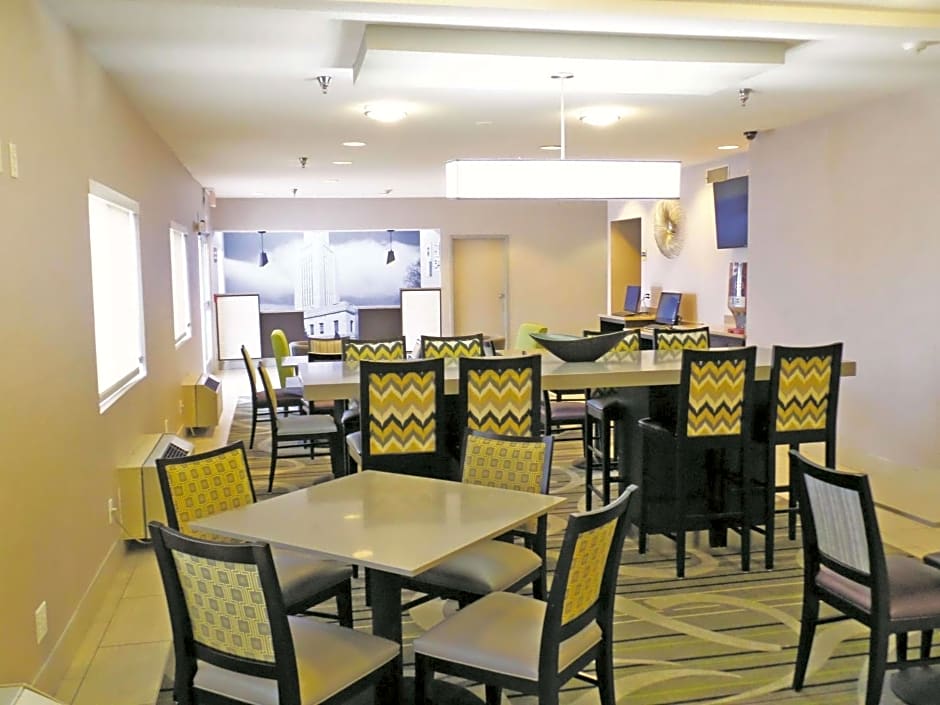 La Quinta Inn & Suites by Wyndham Lincoln