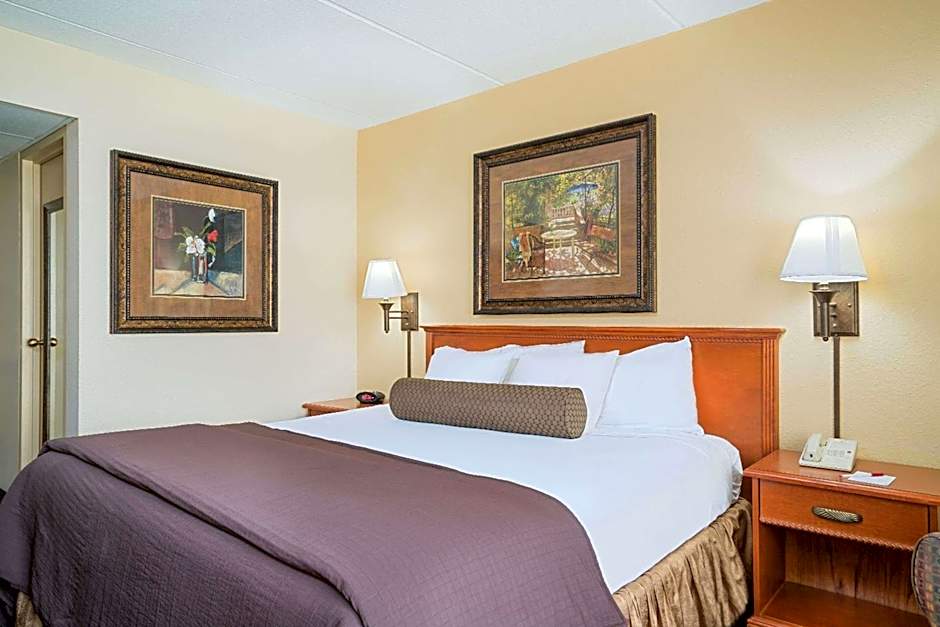 Ramada Hotel & Conference Center by Wyndham Plymouth