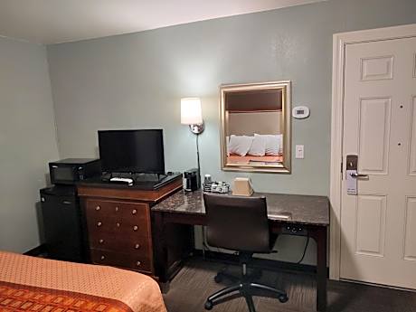 Queen Room - Non-Smoking