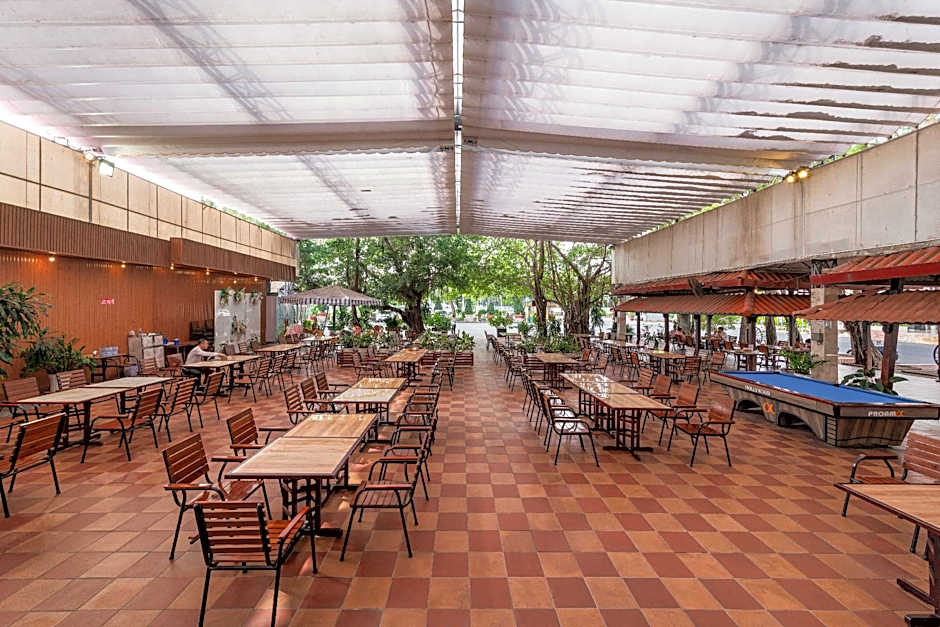 Van Phat Riverside Hotel