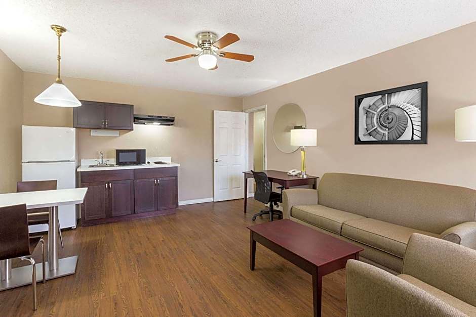 Super 8 by Wyndham Ellenton Bradenton Area