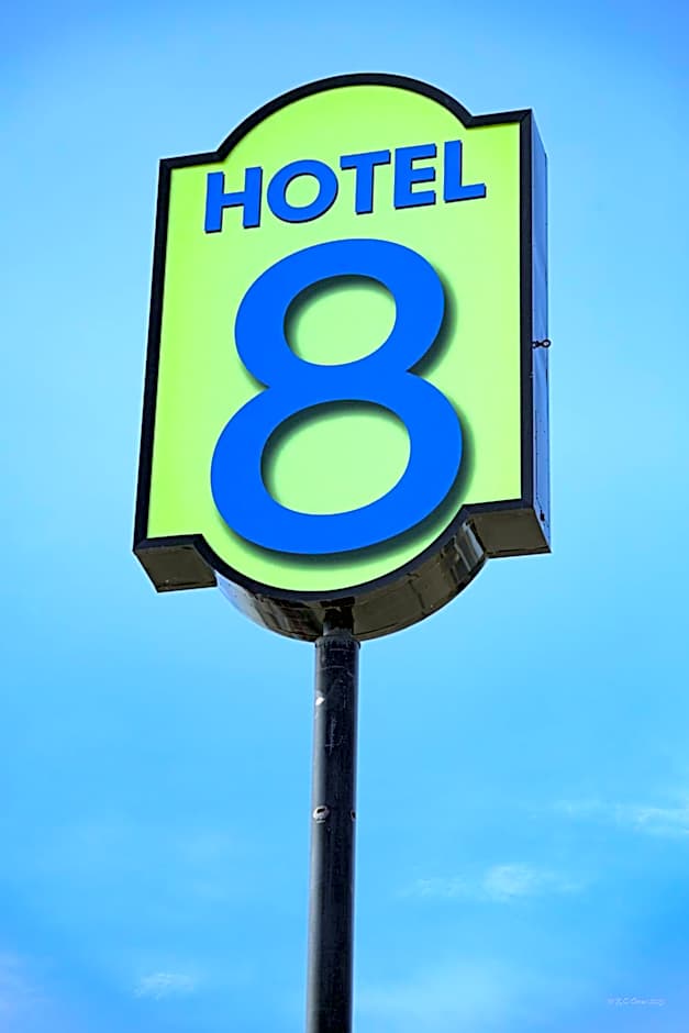 Hotel 8