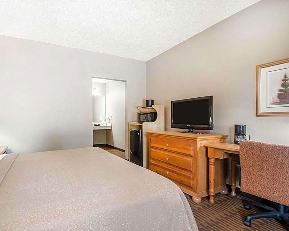 Quality Inn US65 & E Battlefield Rd Springfield