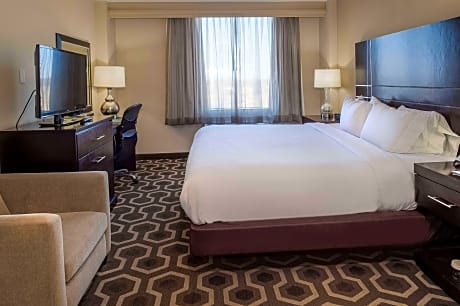 1 Room Nonsuite - 1 King Bed