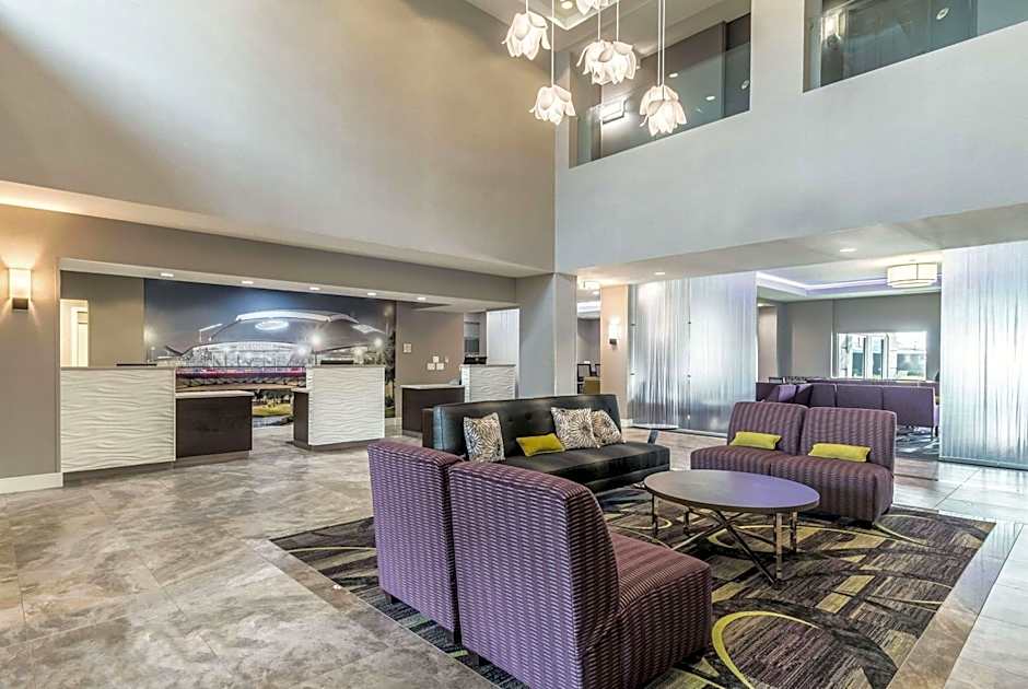 La Quinta Inn & Suites by Wyndham Arlington North Six Flags Drive