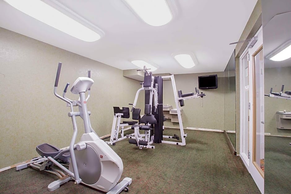 Ramada by Wyndham Edgewood Hotel & Conference Center