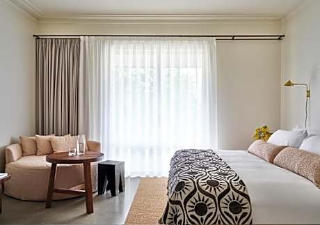 Garden Sunset - Includes Breakfast, Parking and WiFi