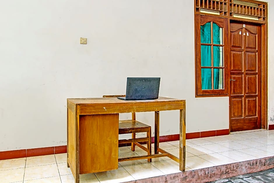 SPOT ON 93007 Guest House Lestari