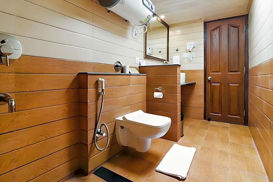 Sumitel Hotel 500 meters from Mall Road