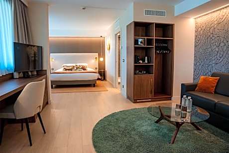 Larger Junior King Suite with Sofa Bed - Street Side/Non-Smoking