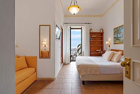 Triple Room with Sea View and Balcony