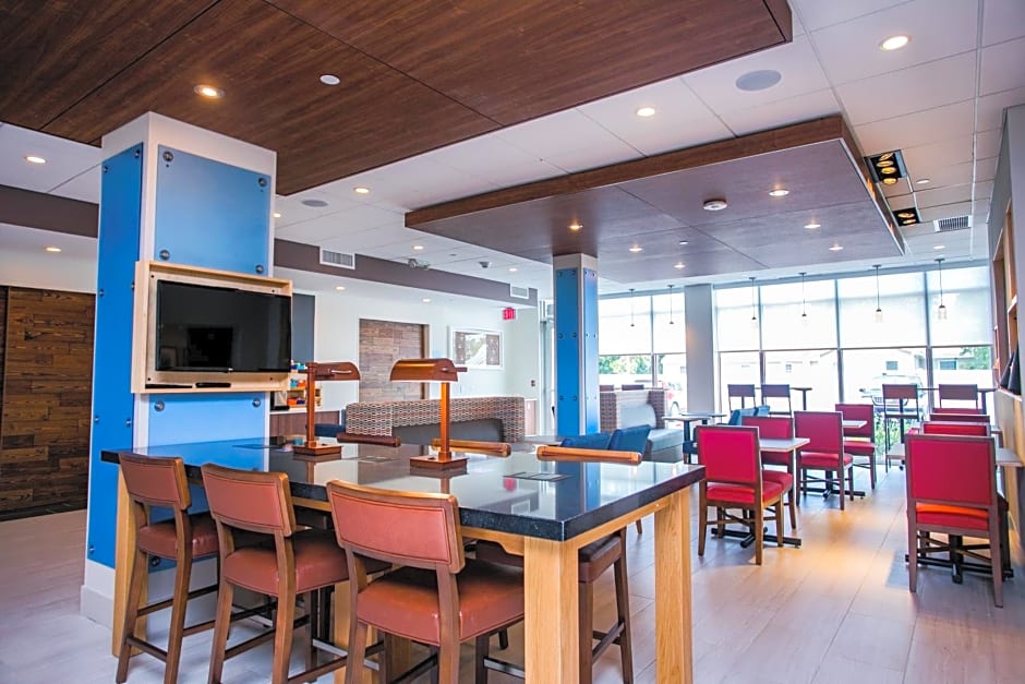 Holiday Inn Express and Suites Rehoboth Beach By IHG