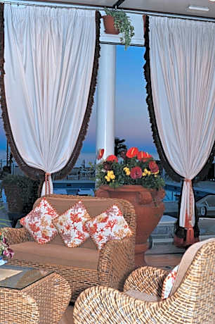 Triple Room with Balcony and Partial Sea View