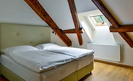 Rooftop Small Double Room with Street View