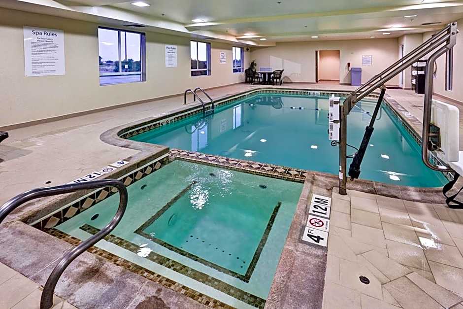 Holiday Inn Express Northwest Maize By IHG