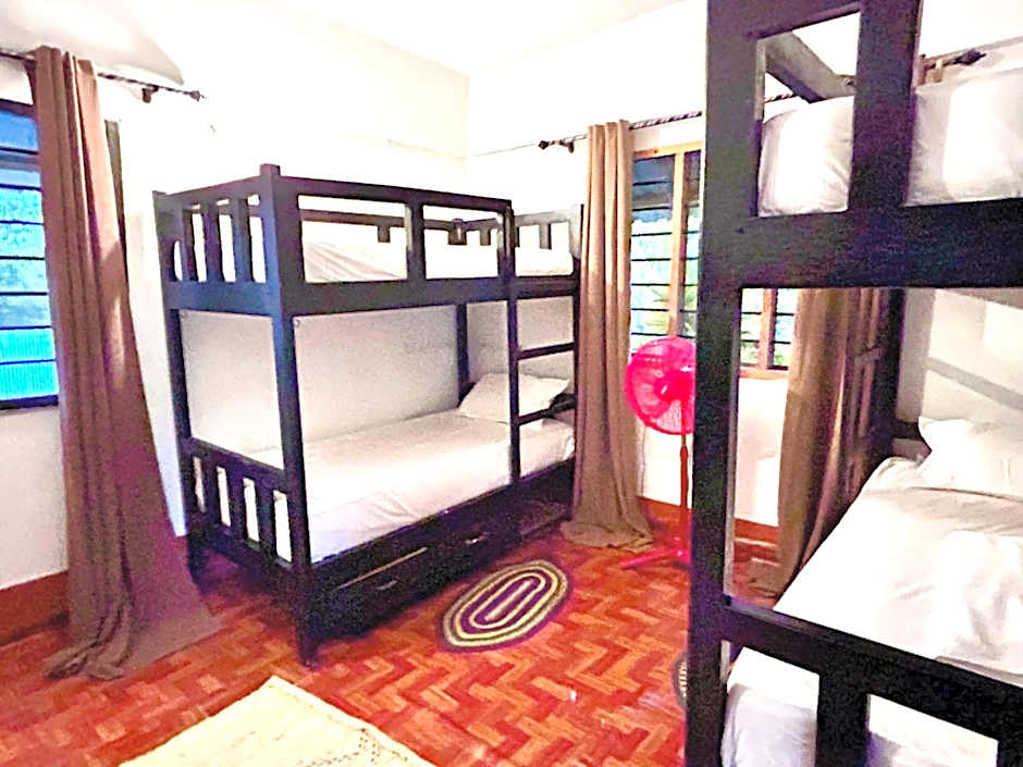 Tropinest bungalows & hostel
