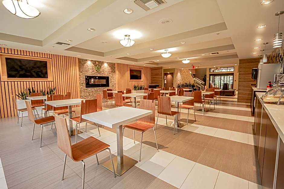 Days Inn & Suites by Wyndham Fort Myers Near JetBlue Park