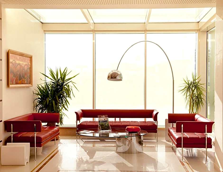 Breaking Business Hotel