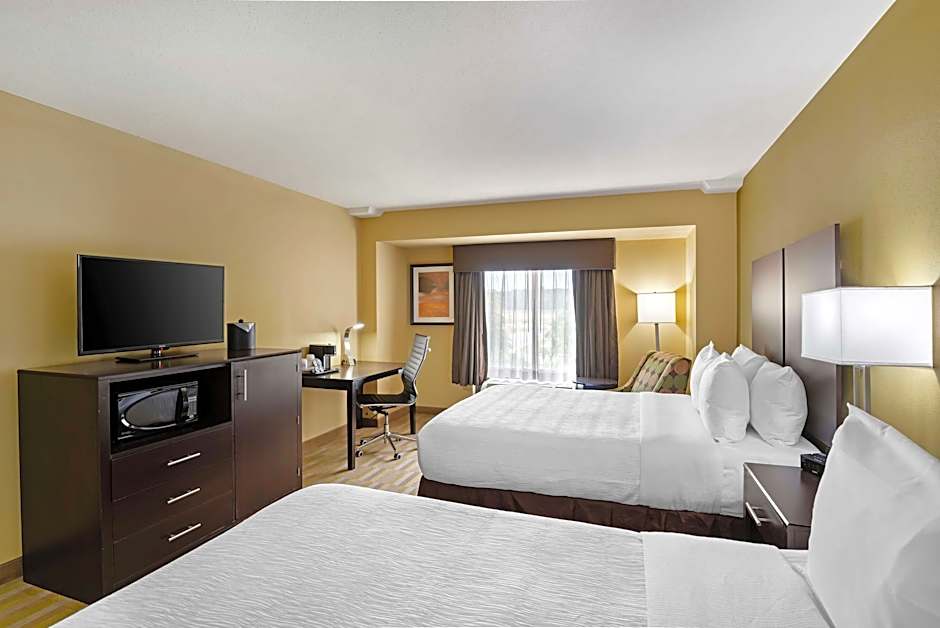 Photo 1 of 7 of 1 King Bed, Mobility Accessible, Bathtub