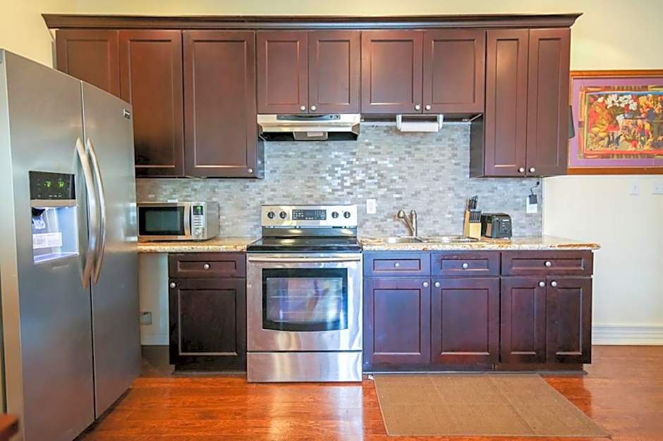 Stylish 4BR condo in Downtown by Hosteeva