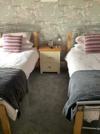 Twin Room with Private External Bathroom