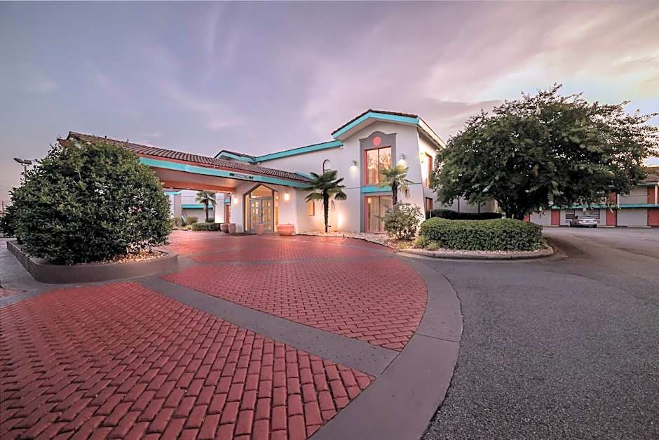 Howard Johnson by Wyndham Columbus Fort Benning