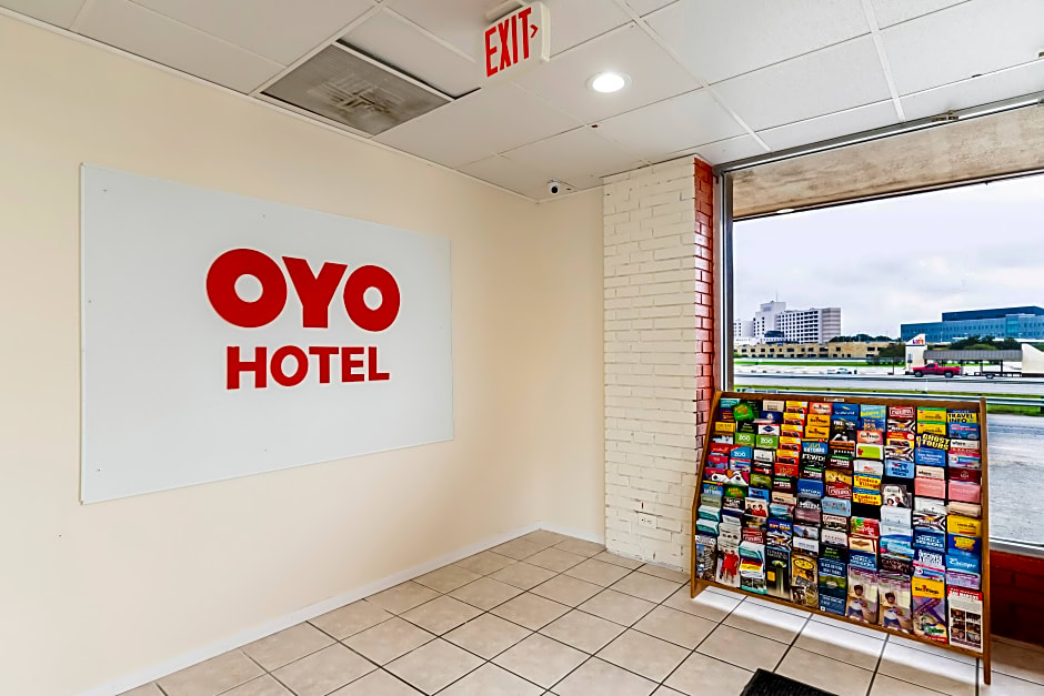 OYO Hotel San Antonio  Lackland AFB/Seaworld Hwy 90 W