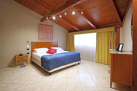 Apartment with Queen Bed and Balcony