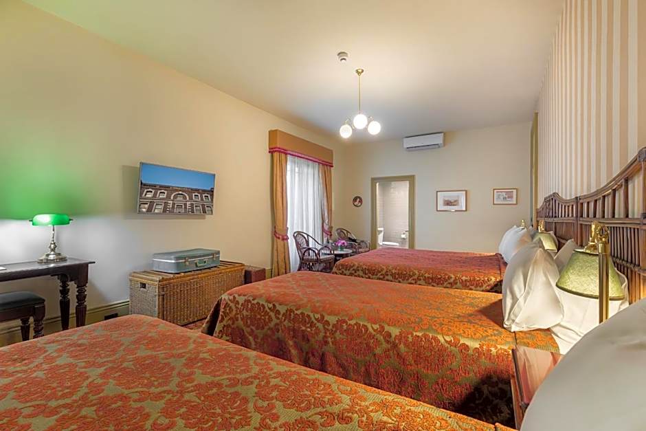 Hadley's Orient Hotel