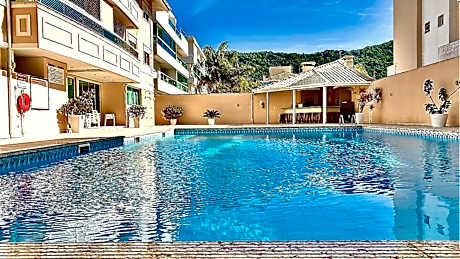Apê c/3 dorms, piscina e 1 quadra da praia