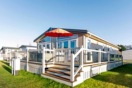 Lakeside Gem with Hot Tub