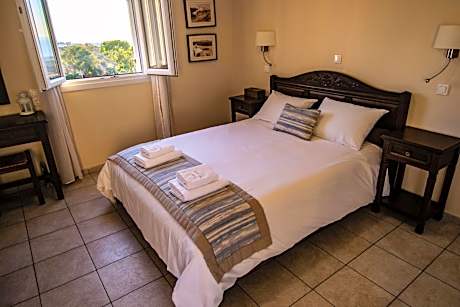 Studio with Outdoor Hot Tub and Sea View (2 Adults)