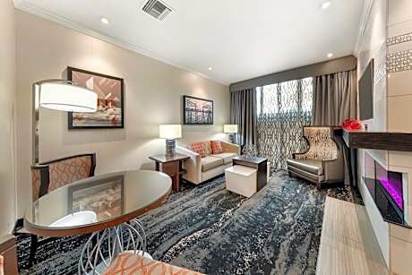 King Suite with Fireplace - Non-Smoking