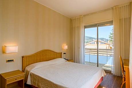 Classic Double or Twin Room with Lateral Sea View