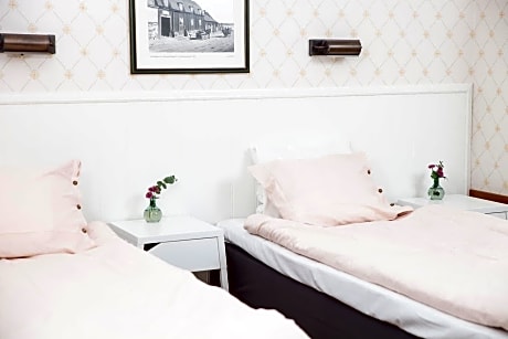 Family Room (2 Adults + 2 Children)