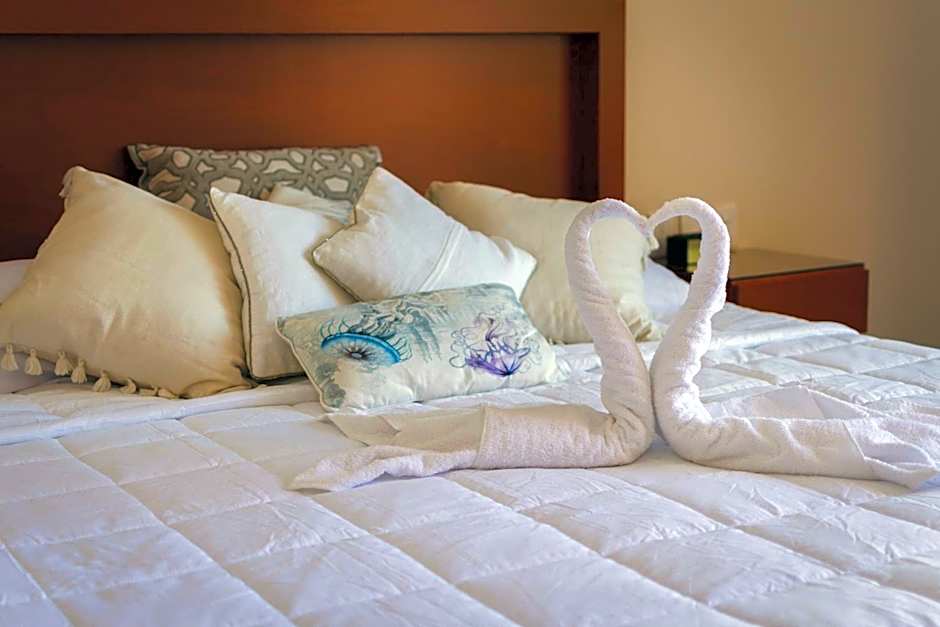 La Lola Hotel & Suites