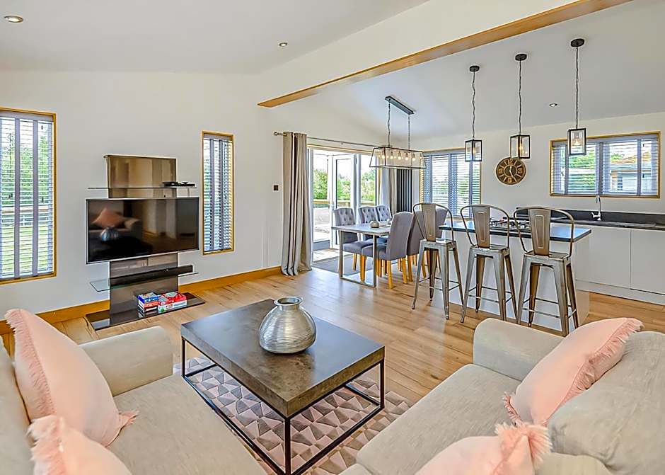 Cherry Bird Lodge Escape