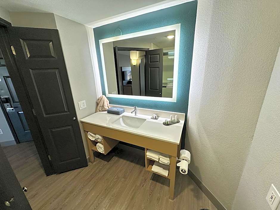 La Quinta Inn & Suites by Wyndham Dallas Arlington South