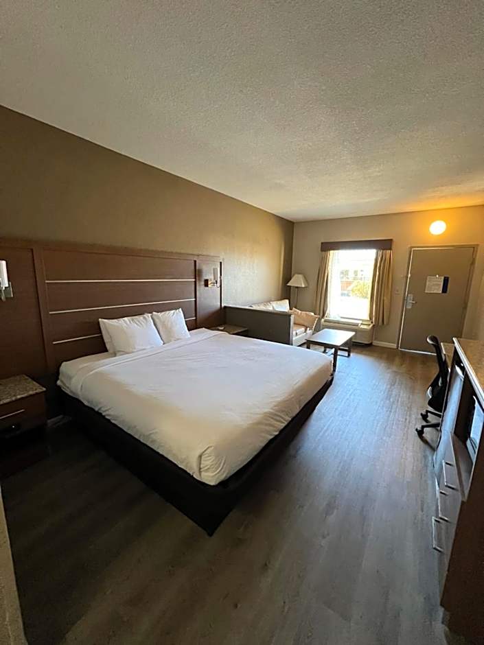 Quality Inn & Suites Near Six Flags - Austell