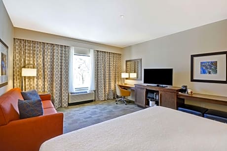  1 KING W/SOFABD/MICROWV/FRIDGE NS - HDTV/FREE WI-FI/HOT BREAKFAST INCLUDED - WORK AREA -