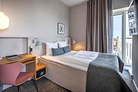 Standard Queen Room