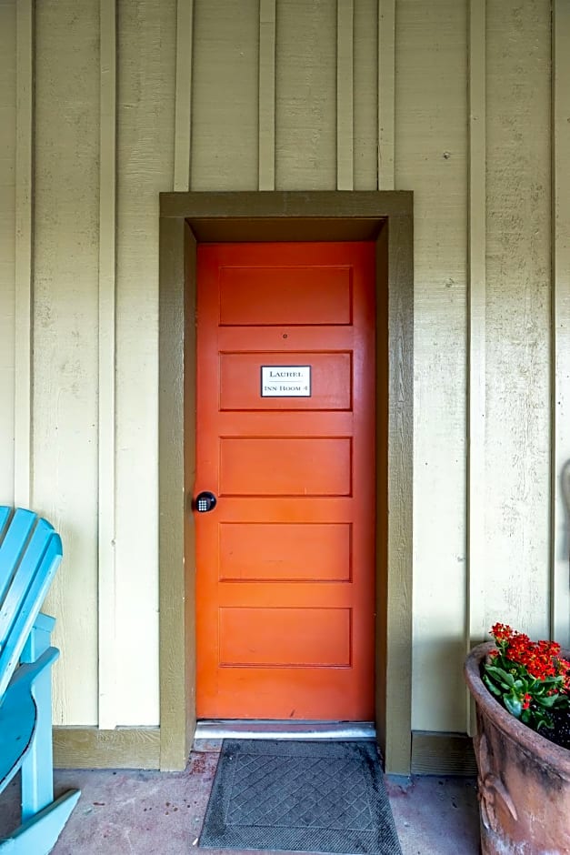 The Historic Leakey Inn